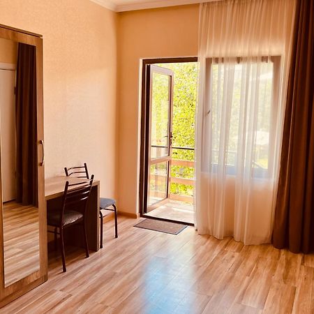 Soso Burduli'S Guesthouse Kazbegi Esterno foto