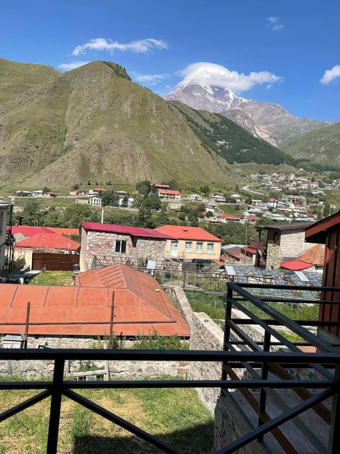 Soso Burduli'S Guesthouse Kazbegi Esterno foto