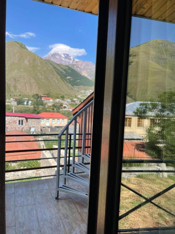 Soso Burduli'S Guesthouse Kazbegi Esterno foto