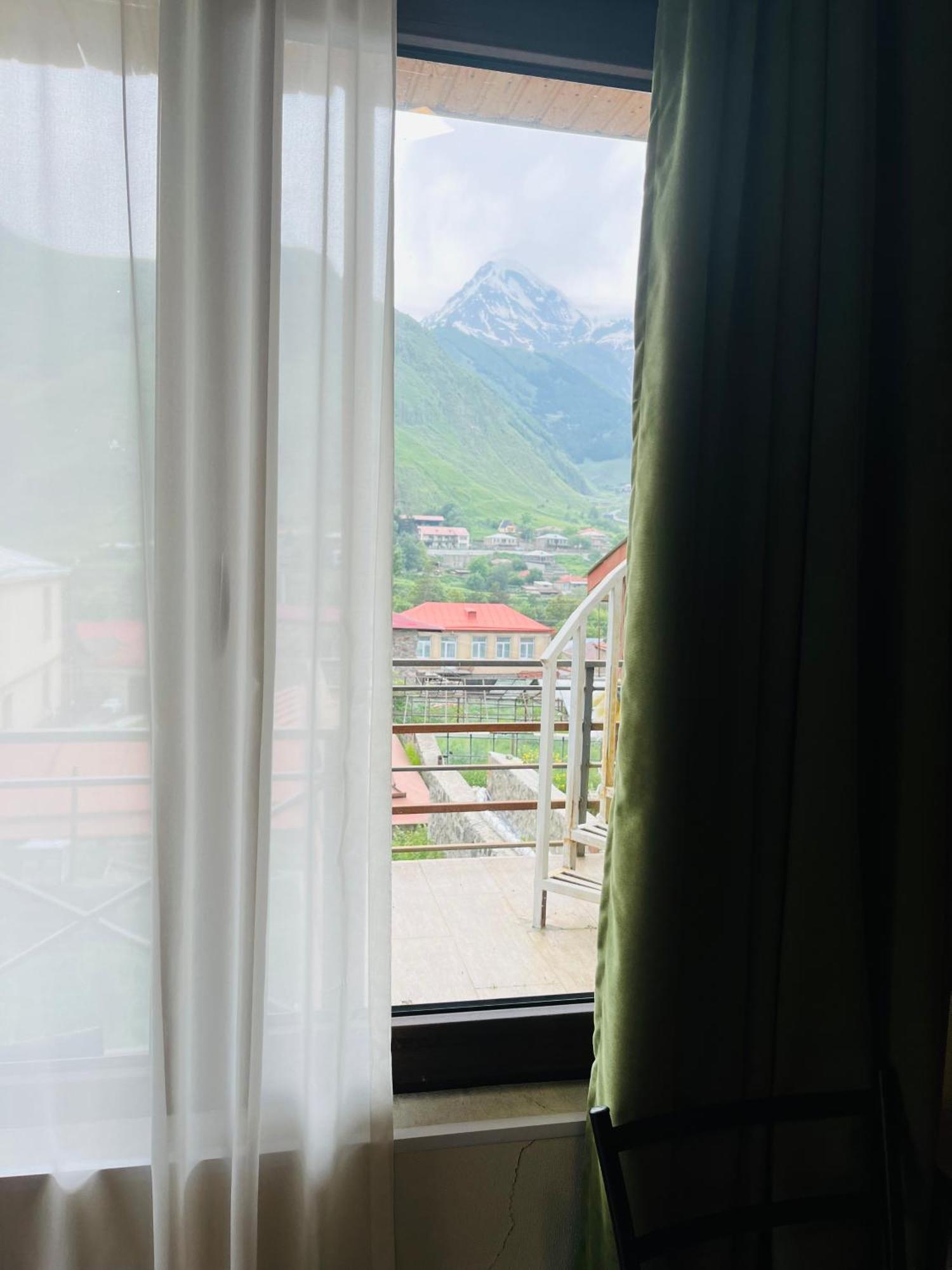 Soso Burduli'S Guesthouse Kazbegi Esterno foto