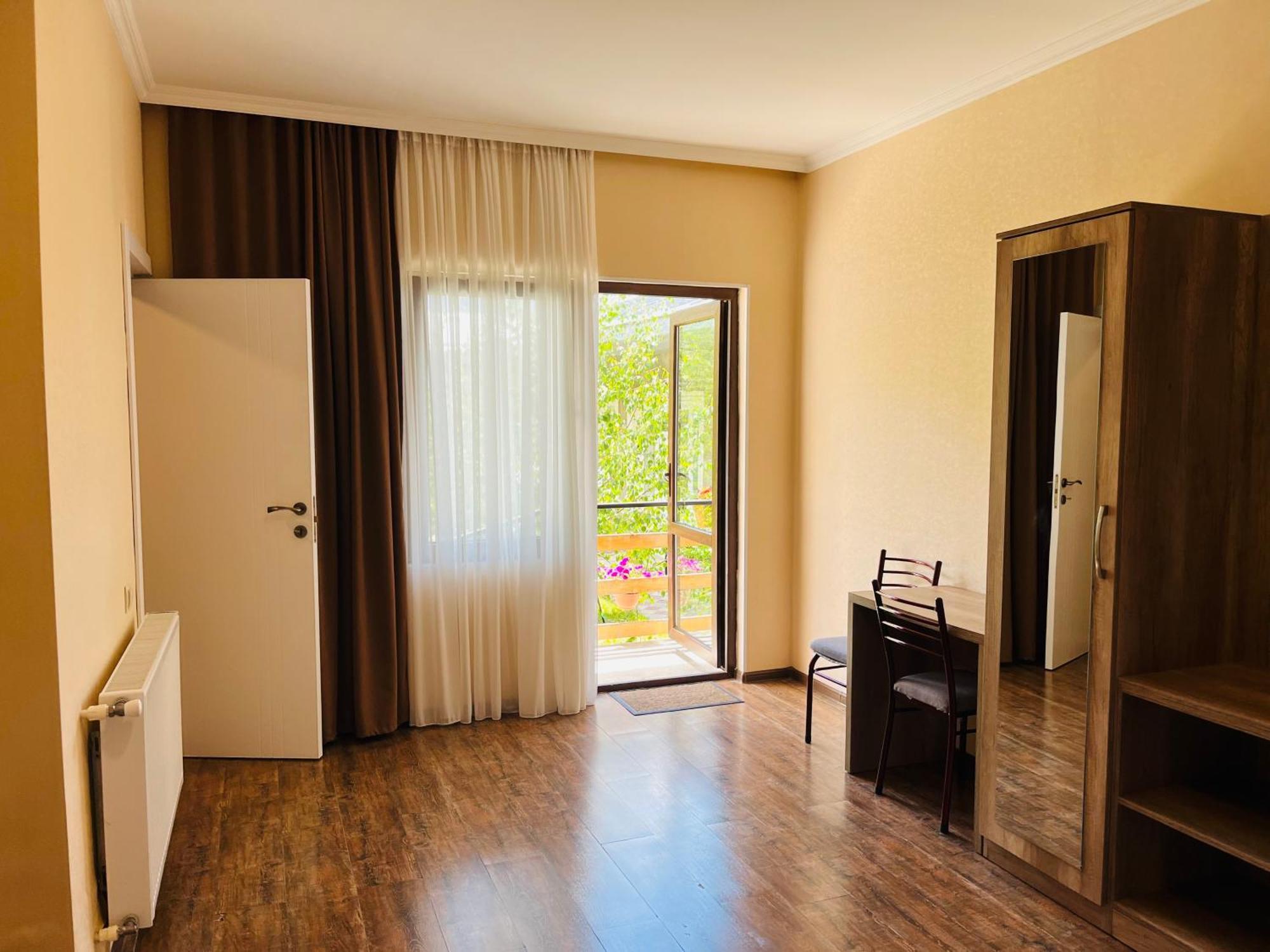 Soso Burduli'S Guesthouse Kazbegi Esterno foto