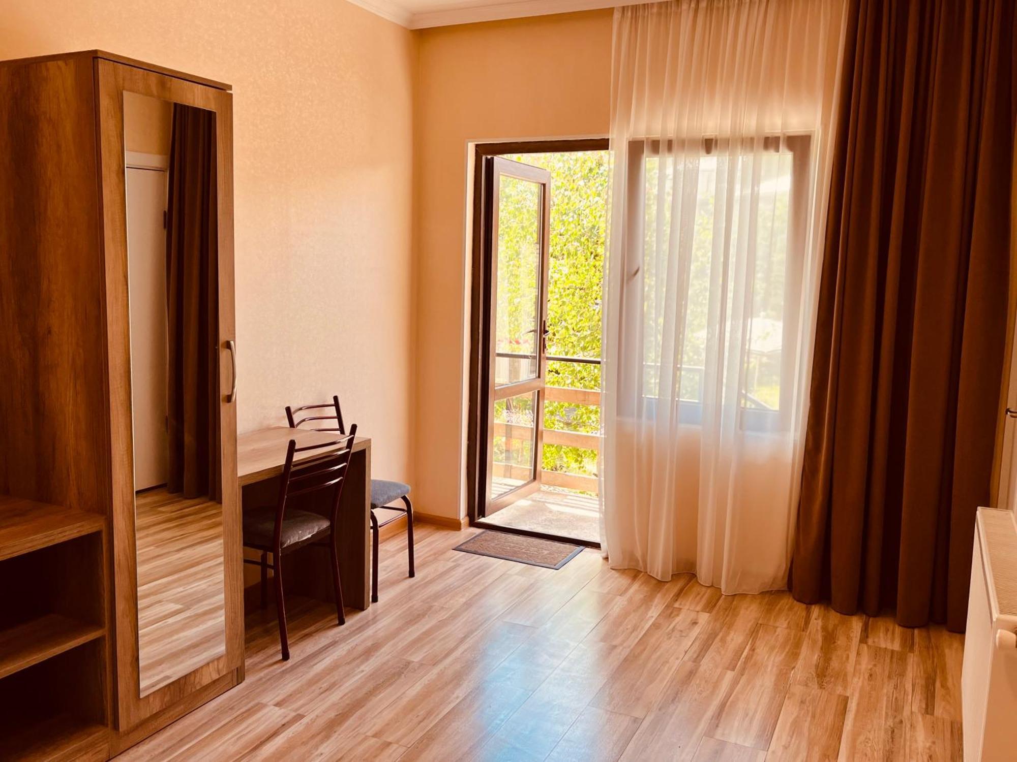 Soso Burduli'S Guesthouse Kazbegi Esterno foto