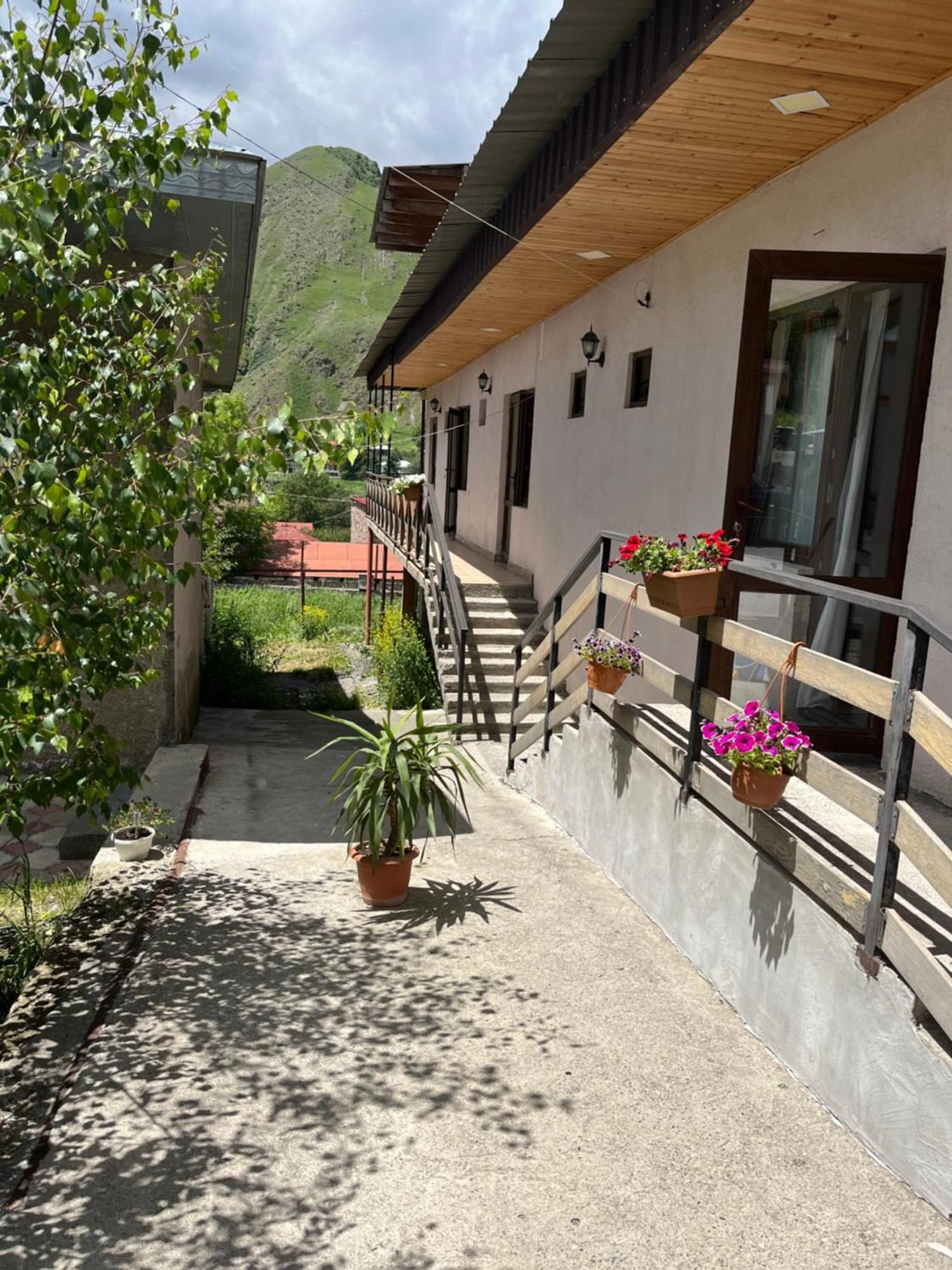 Soso Burduli'S Guesthouse Kazbegi Esterno foto