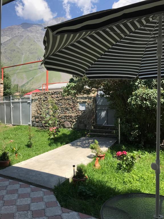Soso Burduli'S Guesthouse Kazbegi Esterno foto